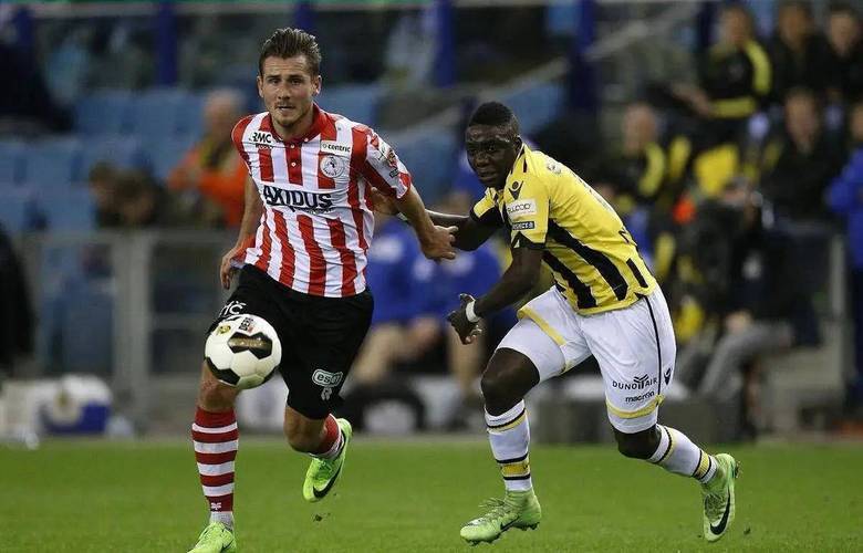 以其犀利的 以其犀利的